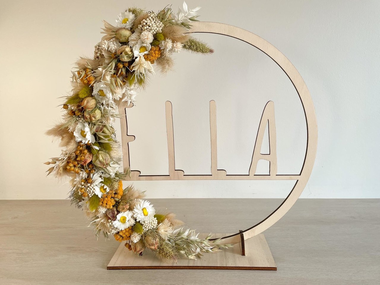 Houten naamhoepel met bloemen