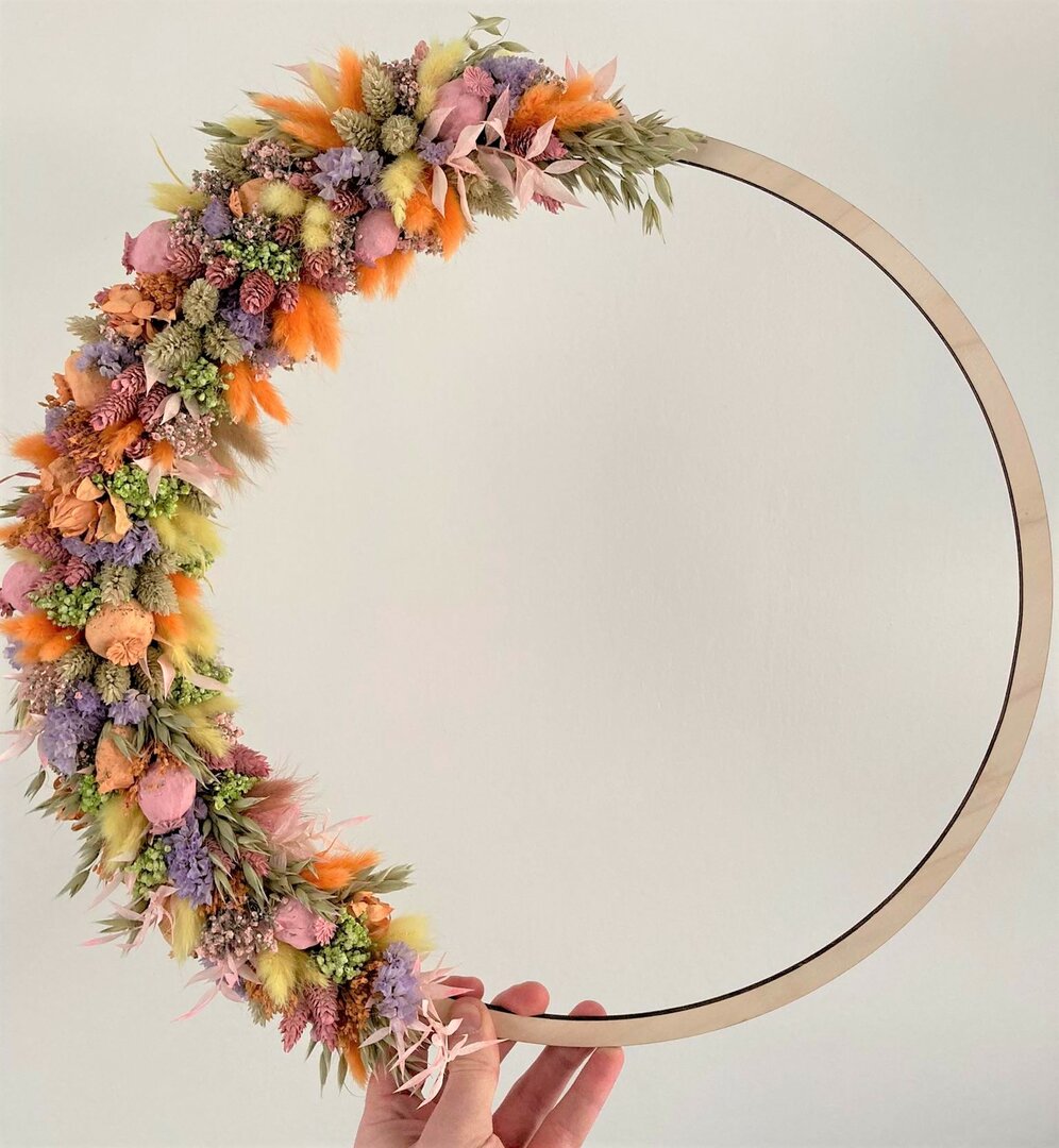 Houten naamhoepel met bloemen