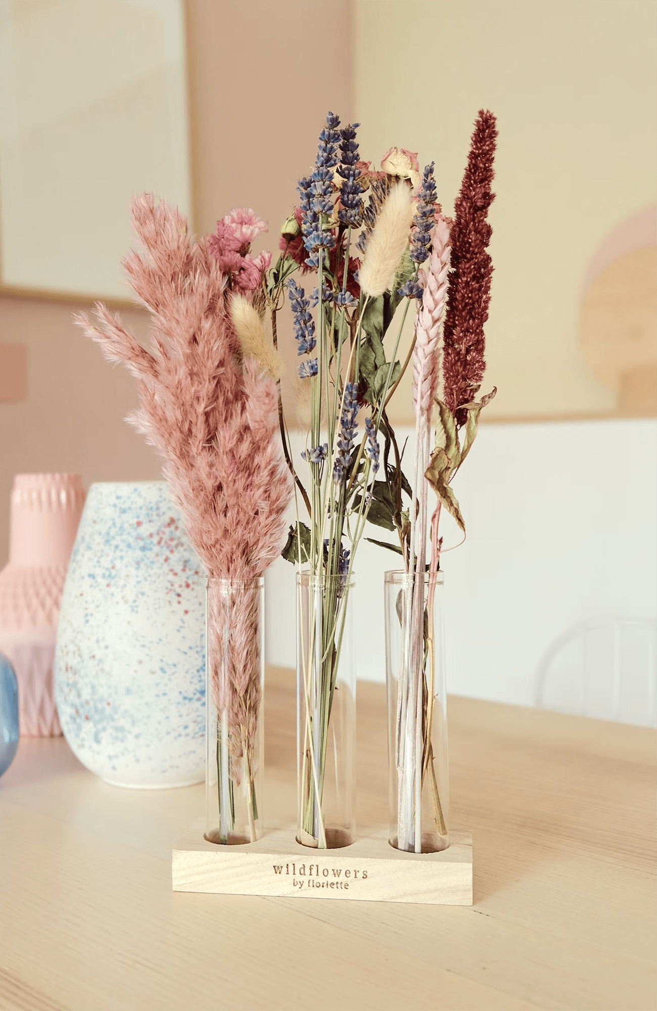 Droogbloemen in brievenbusdoos met vazen – roze