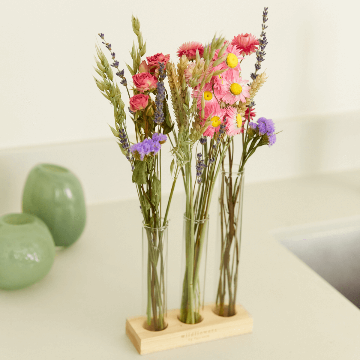 Fleurs séchées en boîte aux lettres avec vases – rose