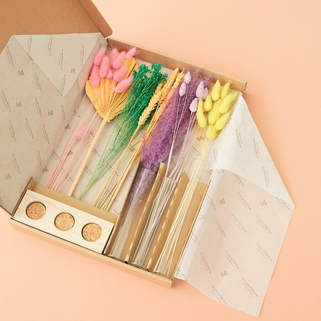 Droogbloemen in brievenbusdoos met vazen – pastel